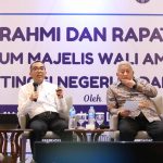 Mendiktisaintek Prof Brian Yuliarto (kiri, kemeja putih) bersama Mohammad Nuh. (Foto: Kemdiktisaintek)