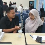 Bidang Hubungan Industrial Disperinaker Kota Surabaya, Nurul Qomariyah (kanan) saat diwawancarai oleh wartawan Maklumat.ID, Ahad (25/5/2025). (Foto: IST)