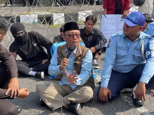 Anggota Komisi E DPRD Jatim, Suli Daim, menerima dan berdialog dengan massa aksi di depan Gedung DPRD Jatim, Surabaya, Selasa (6/5/2025). (Foto: IST)