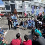 Anggota Komisi E DPRD Jatim, Suli Daim, menerima dan berdialog dengan massa aksi di depan Gedung DPRD Jatim, Surabaya, Selasa (6/5/2025). (Foto: IST)