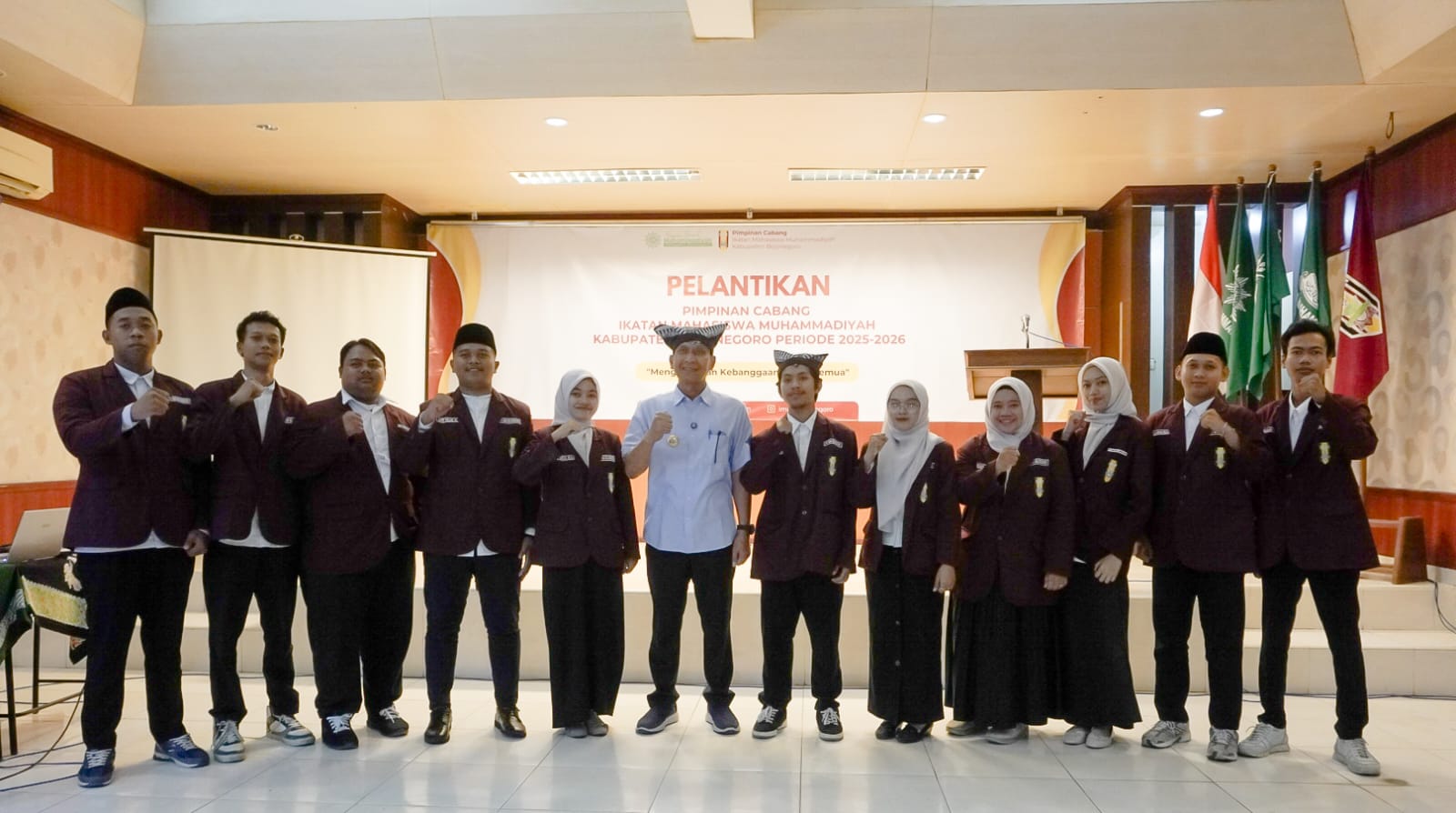 Bupati Bojonegoro, Setyo Wahono, bersama jajaran PC IMM Bojonegoro yang baru saja dilantik, Selasa (6/5/2025). (Foto: IST)