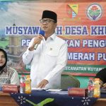 Mendes PDT Yandri Susanto menghadiri Musdesus Pembentukan Pengurus Kopdes Merah Putih di Kantor Desa Bunigara, Kecamatan Kutawaringin, Kabupaten Bandung, Kamis (15/5/2025). (Foto: Humas Kemendes)