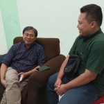 Anggota Dewan Pers, Abdul Manan (kiri), saat diwawancarai oleh reporter Maklumat.ID di Surabaya, Kamis (15/5/2025) lalu. (Foto: IST)