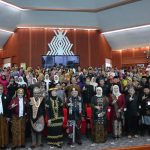Menteri dan Wakil Menteri Dikdasmen, bersama Ketua Komisi X DPR RI dan Ketua Komite III DPD RI, berfoto bersama para peserta FTBIN 2025, Senin (26/5/2025). (Foto: Humas Kemendikdasmen)