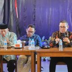 Ketua MPKS PP Muhammadiyah Mariman Darto (kanan), bersama Wakil Ketua PWM Jatim Muhammad Khoirul Abduh (tengah), dan Ketua MPKS PWM Jatim Hudi Nurwulan. (Foto: IST)