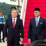 PM China Li Qiang (kiri) bersama Rosan Roeslan di Pangkalan Udara Halim Perdanakusuma, Jakarta, Sabtu (24/5/2025) sore. (Foto: Setpres)