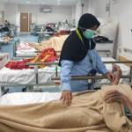 Petugas kesehatan Haji sedang memeriksa seorang jemaah haji. Sedikitnya 99 orang jemaah dilaporkan menderita pneumonia. (Foto: Kemenkes)