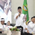 Mendes PDT Yandri Susanto bersama sejumlah pejabat publik lainnya, saat menghadiri Rapat Peluncuran dan Dialog Percepatan Musdesus Pembentukan Kopdes Merah Putih di Stadion Sijalak Harupat, Kabupaten Bandung, Kamis (15/5/2025). (Foto: Humas Kemendes PDT)