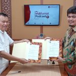 Muhammad Mirdasy (kiri) dan Kumara Adji Kusuma, melakukan penandatanganan kerja sama antara LHKP PWM Jatim dengan Umsida, Rabu (21/5/2025). (Foto: Ubay NA/ IST)