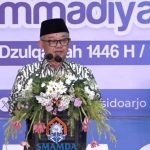 Mendikdasmen RI, Prof Dr Abdul Mu'ti MEd, menyampaikan sambutan dan memberikan motivasi dalam Tasyakuran Kelulusan Siswa Smamda Sidoarjo, Sabtu (10/5/2025). (Foto: Ubay NA)