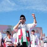 Ketua Fraksi PKS DPR RI, Jazuli Juwaini, saat menghadiri Aksi Simpatik 'Selamatkan Kemanusiaan di Gaza', Sabtu (24/5/2025), yang diikuti puluhan ribu massa. (Foto: FPKS)