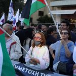 Massa aksi menyerbu Kantor Kedubes Israel di Athena, Yunani, menyerukan segera diakhirinya genosida Israel di Gaza, Palestina. (Foto: Anadolu Ajansi)