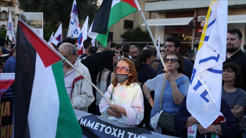 Serukan Penghentian Genosida Gaza, Ribuan Massa Serbu Kedubes Israel di Athena Yunani