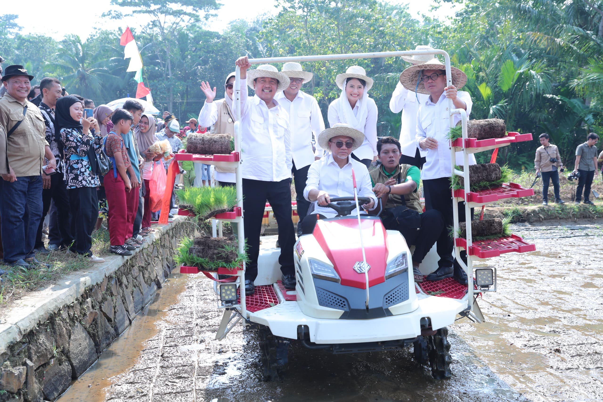 Para Menteri dan Wakil Menteri keliling area persawahan menaiki traktor tanam padi. (Foto: Humas Kemendes PDT)