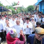 Menko Pangan Zulhas, Mendes PDT Yandri Susanto, Wamendes PDT Ahmad Riza Patria, mencanangkan Desa Kartasana di Kecamatan Pagelaran, Kabupaten Pandeglang, sebagai Desa Ekspor Ikan Mas Koki, Kamis (8/5/2025). (Foto: Humas Kemendes PDT)