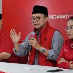 Wakil Ketua DPD PDIP Jatim Budi 'Kanang' Sulistyono (tengah) dan Sekretaris DPD PDIP Jatim Sri Untaru Bisowarno (kanan), saat konferensi pers, Jumat (2/5/2025). (Foto: Humas PDIP Jatim)