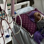 Lansia Palestina menerima perawatan medis di departemen dialisis pediatrik Rumah Sakit Nasser, sementara pasien tidak mendapatkan perawatan yang diperlukan karena kurangnya peralatan medis dan obat-obatan akibat serangan Israel yang terus berlanjut di Khan Yunis, 25 Mei 2025. (Foto: Anadolu Ajansi)