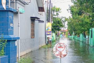 Air masih menggenangi jalanan perkampungan di Desa Balonggabus, Kecamatan Candi, Sidoarjo, Rabu (18/6/2025). (Foto: Ubay NA/ IST)