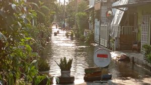 Air masih menggenangi jalanan di Dusun Pagerwojo, Desa Gelam, Kecamatan Candi, Sidoarjo, Rabu (18/6/2025). (Foto: Ubay NA/ IST)