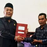Wakil Ketua DPRK Aceh Tengah H Hamdan SH (kiri) dan tokoh masyarakat Kemukiman Pameu. (Foto: Rizki/ IST)