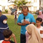 Stafsus Menko Pangan, Ahmad Basuki Babussalam (kaos biru memegang mic, memandu game bersama anak-anak di Famgath ke-13 Kader Sang Surya, Sabtu (28/6/2025). (Foto: Ubay NA/ IST)