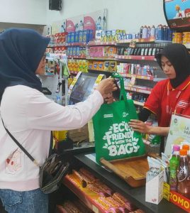 Dukung Blitar Bebas Plastik, Alfamart Gratiskan Tas Belanja Ramah Lingkungan