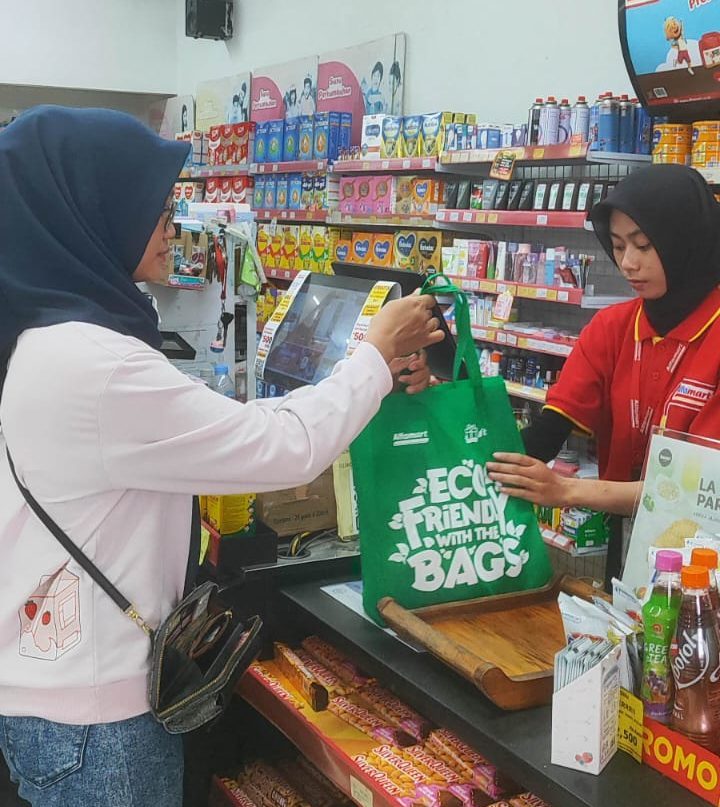 Dukung Blitar Bebas Plastik, Alfamart Gratiskan Tas Belanja Ramah Lingkungan