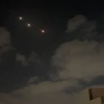 Serangan balasan Iran ke Israel pada Jumat (13/6/2025) malam, tampak sejumlah rudal melayang di langit-langit Tel Aviv, ibu kota Israel. (Foto: AP News)