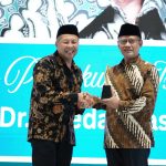 Ketua Umum PP Muhammadiyah, Prof Dr Haedar Nashir MSi (kanan), menerima penghargaan Tokoh Perbukuan Islam 2025 dari IKAPI DKI Jakarta, Rabu (18/6/2025). (Foto: Muhammadiyah)