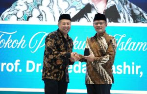 Ketua Umum PP Muhammadiyah Terima Penghargaan Tokoh Perbukuan Islam