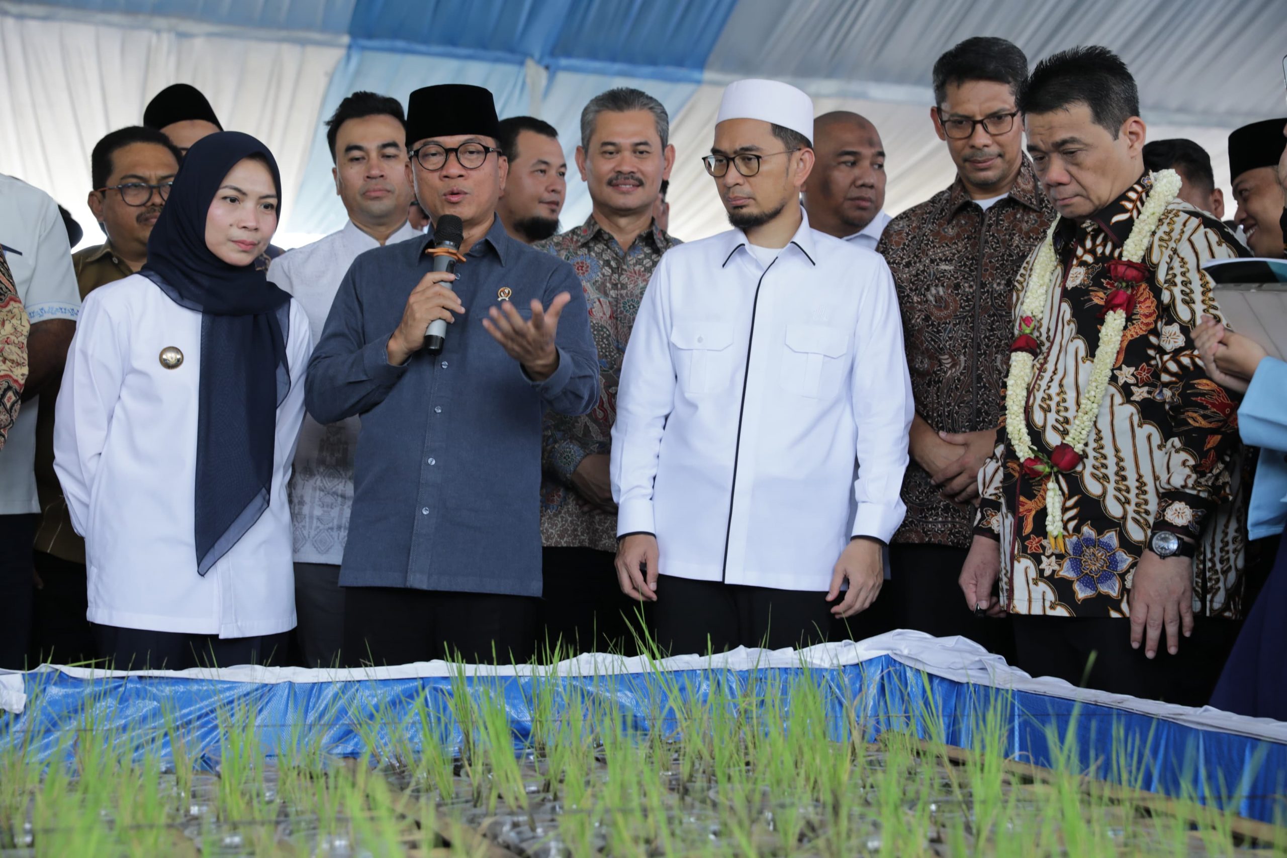 Mendes Yandri Susanto, Wamendes Ahmad Riza Patria, Ustaz Adi Hidayat (UAH), dan Bupati Serang Ratu Rachmatuzakiyah, saat meluncurkan Gerina di Kabupaten Serang, Ahad (1/6/2025). (Foto: Humas Kemendes PDT)