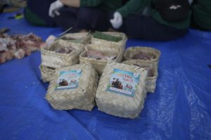 Wadah besek yang lebih ramah lingkungan, digunakan sebagai pengganti plastik/kresek sekali pakai. (Foto: Humas UMM)