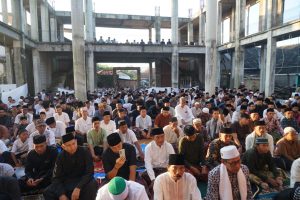 Suasana Salah Iduladha 1446 H di Halaman Masjid Al Huda Muhammadiyah Burneh, Jumat (6/6/2025). (Foto: Suraji)