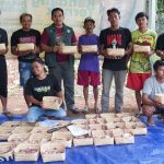 Pengemasan daging kurban LHKP PP Muhammadiyah dalam besek yang lebih ramah lingkungan, menggantikan kresek atau plastik sekali pakai. (Foto: IST)