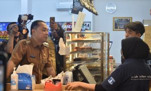 Eri Cahyadi Segel Toko Modern karena Jukir Liar, Netizen:Coro Jowone, Nabok Nyilih Tangan