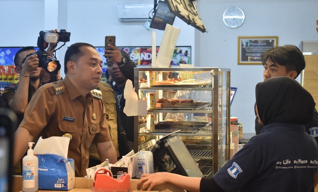 Eri Cahyadi Segel Toko Modern karena Jukir Liar, Netizen:Coro Jowone, Nabok Nyilih Tangan