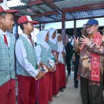 Mendikdasmen Abdul Mu'ti memotivasi para siswa SD 020 Sepaku di Penajam Paser Utara, Jumat (13/6/2025). (Foto: Humas Kemendikdasmen)