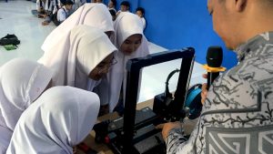 Para siswa SMA Muhammadiyah 10 Sugio antusias melihat simulasi 3D Printing. (Foto: IST)