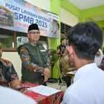 Wamendikdasmen Atip Latifulhayat saat sidak pelaksanaan SPMB ke Surabaya, Jumat (21/6/2026). Foto:Humas Dikdasmen
