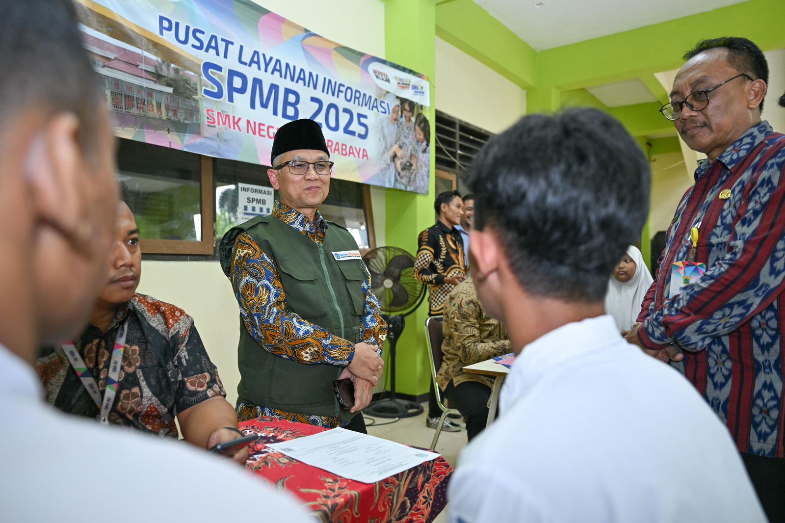 Wamendikdasmen Atip Sidak SPMB di Surabaya, Minta Masyarakat Waspada Calo