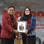 Anggota DPRD DKI Jakarta, Astrid Kuya (kanan), menerima cindera mata usai menghadiri Maroon Health Campaign sekaligus Peluncuran Tim Riset dan Gugus Tugas Kesehatan DPD IMM DKI Jakarta, Sabtu (21/6/2025). (Foto: IST)