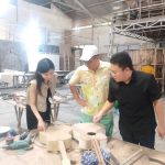 Ivan Winata (Kanan), Tjioe Peter Sutjiono (Tengah), dan Evelyn Jiang (Kiri) saat merancang produk mereka di Pabrik dan Gudang MM Galleri, Mojokerto pada Selasa (24/6/2024). (Foto: Zaki/ IST)