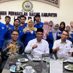 Para mahasiswa Manajemen UMMAH dan anggota dewan usai kuliah tamu di Ruang Bamus DPRK Bireuen. (Foto: Rizki/ IST)