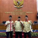 Ketua PDPM Pacitan terpilih, M Khomarudin (tengah), bersama Sekretaris (kiri) dan Bendahara terpilih, usai Musyda. (Foto: Dok. Panitia)