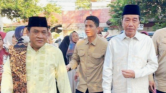 Presiden ke-7 RI, Joko Widodo alias Jokowi (kanan) usai Salat Iduladha 1446 H di Halaman Graha Saba Solo, Jumat (6/6/2025). (Foto: Tangkapan layar)