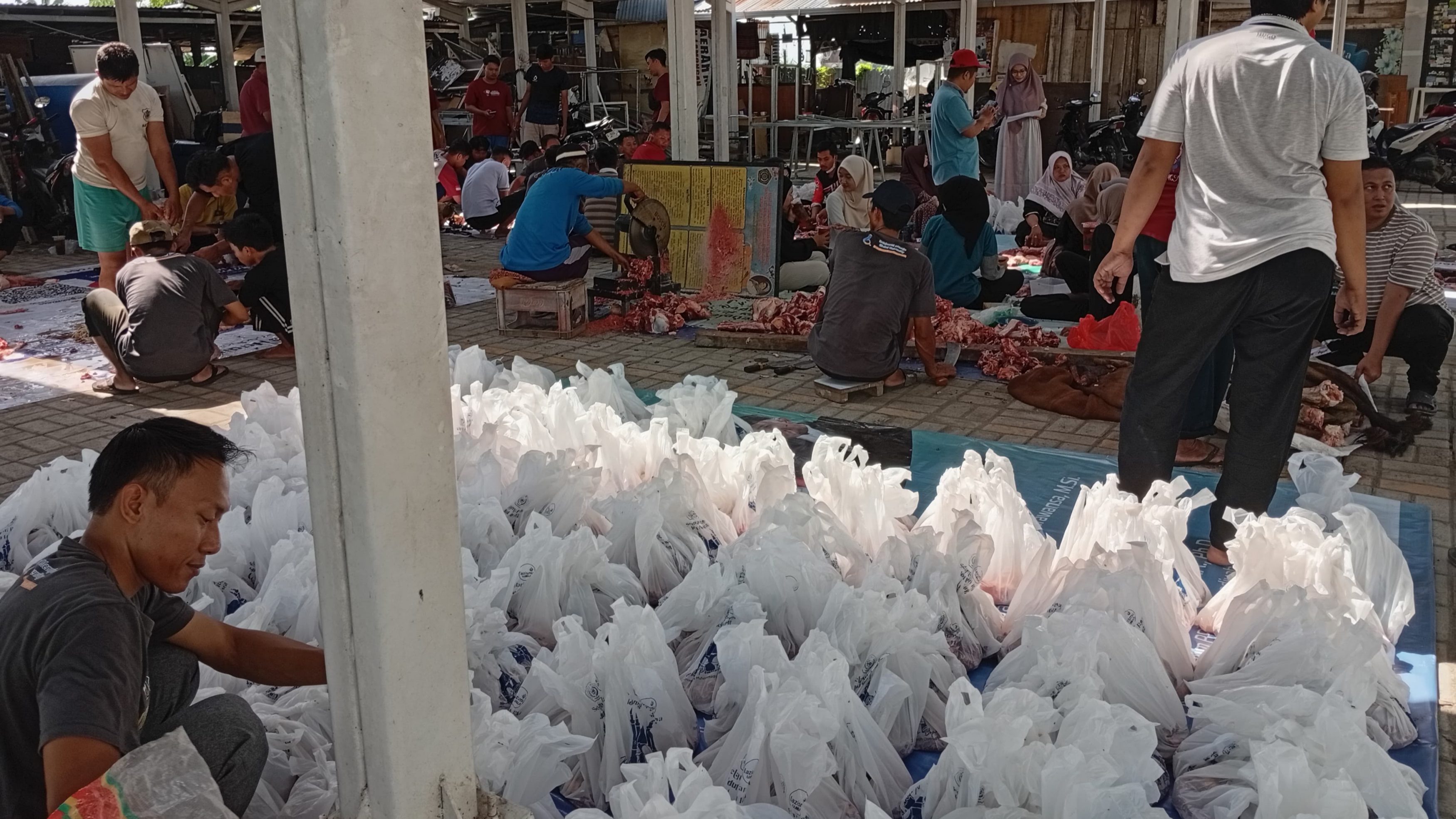 Pengemasan paket daging kurban UMLA pada Iduladha 1446 H, Jumat (6/6/2025). (Foto: IST)