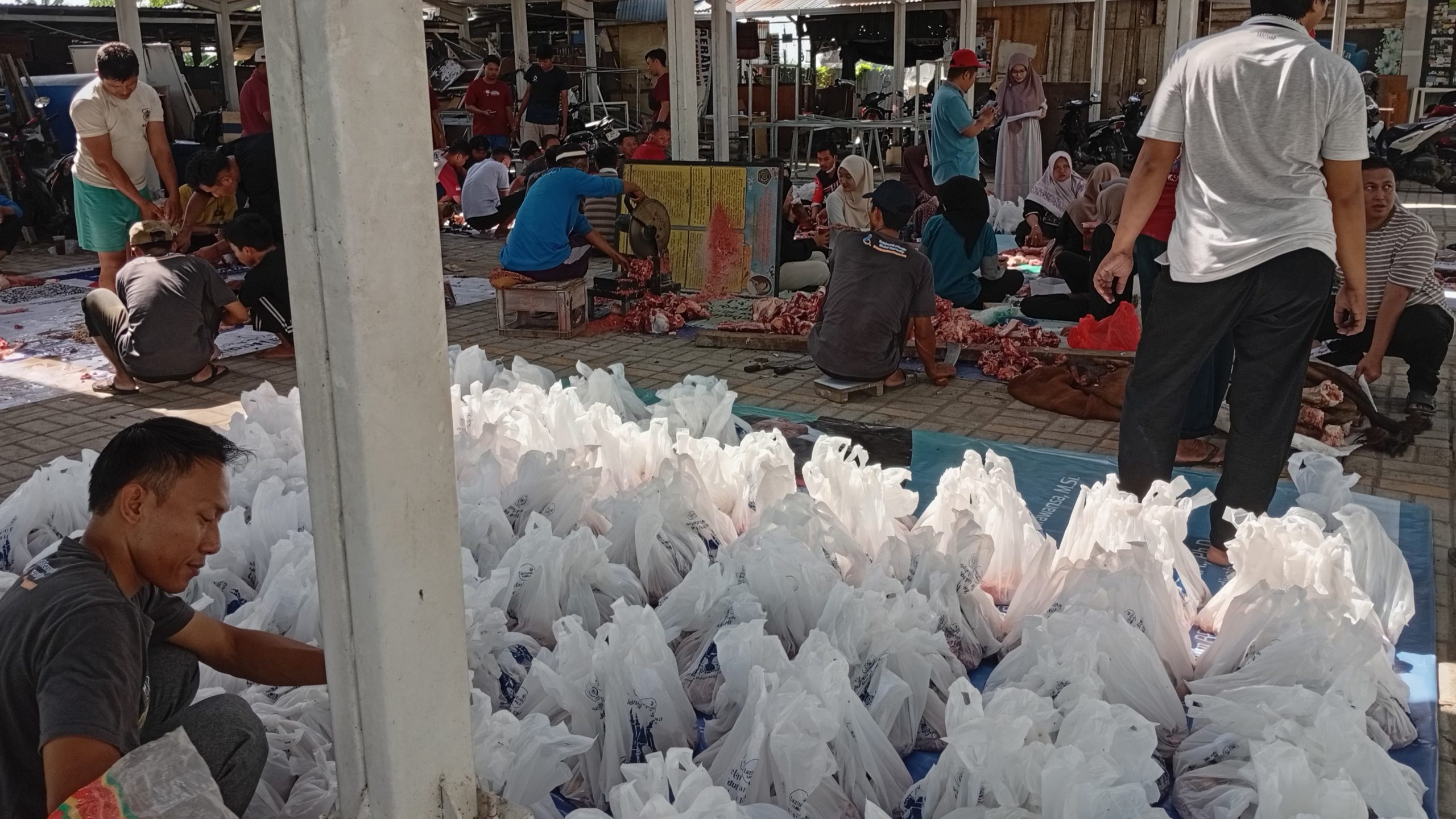 Salurkan 700 Paket Daging Kurban, UMLA: Wujud Kepedulian Sosial
