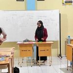 Intan Meidy, saat mengajar siswa-siswi SMP. (Foto: Humas Umsida)