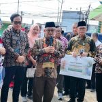 Mendikdasmen Abdul Mu'ti dan Ketua DKM MBT Mariman Darto, menyalurkan hewan kurban dalam tajuk 'Kemendikdasmen Menebar Kurban untuk Negeri'. (Foto: Humas Kemendikdasmen)