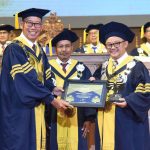 Mendikdasmen RI, Prof Dr Abdul Mu'ti MEd (kanan), menerima Anugerah Konservasi 2025 dari UNNES, Ahad (8/6/2025). (Foto: Humas Kemendikdasmen)